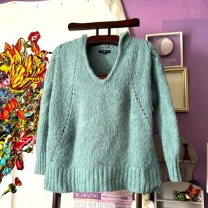 American Eagle sweater-jagging fit